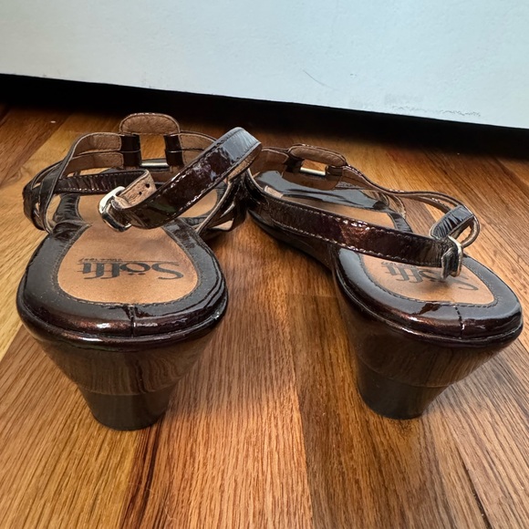 Sofft Brown Patent Leather Slingback Wedge Sandals With Gold Hardware - Picture 3 of 6